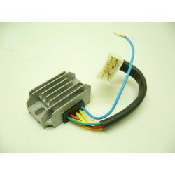   DZE - Feszültségszabályzó Aprilia Classic 125 95-99 / Leonardo 125 96-05 / Scarabeo 125 99-02 / Leonardo 150 96-05 / Scarabeo 150 99-06 / Scarabeo 200 99-03 / Pegaso 600 90- / Pegaso 650 92- / MX 125 04-06 / RX 125 94-98 / RS 125 95-10 / SX 125 08-